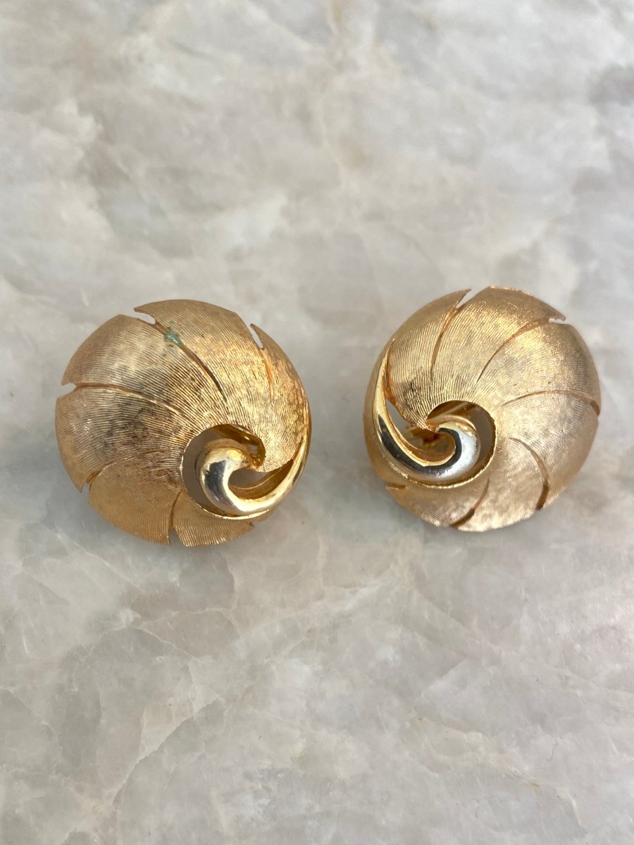 Conch Shell Matte & Polished Swirl Clip On Earrings (Vintage) - Made X Hudson