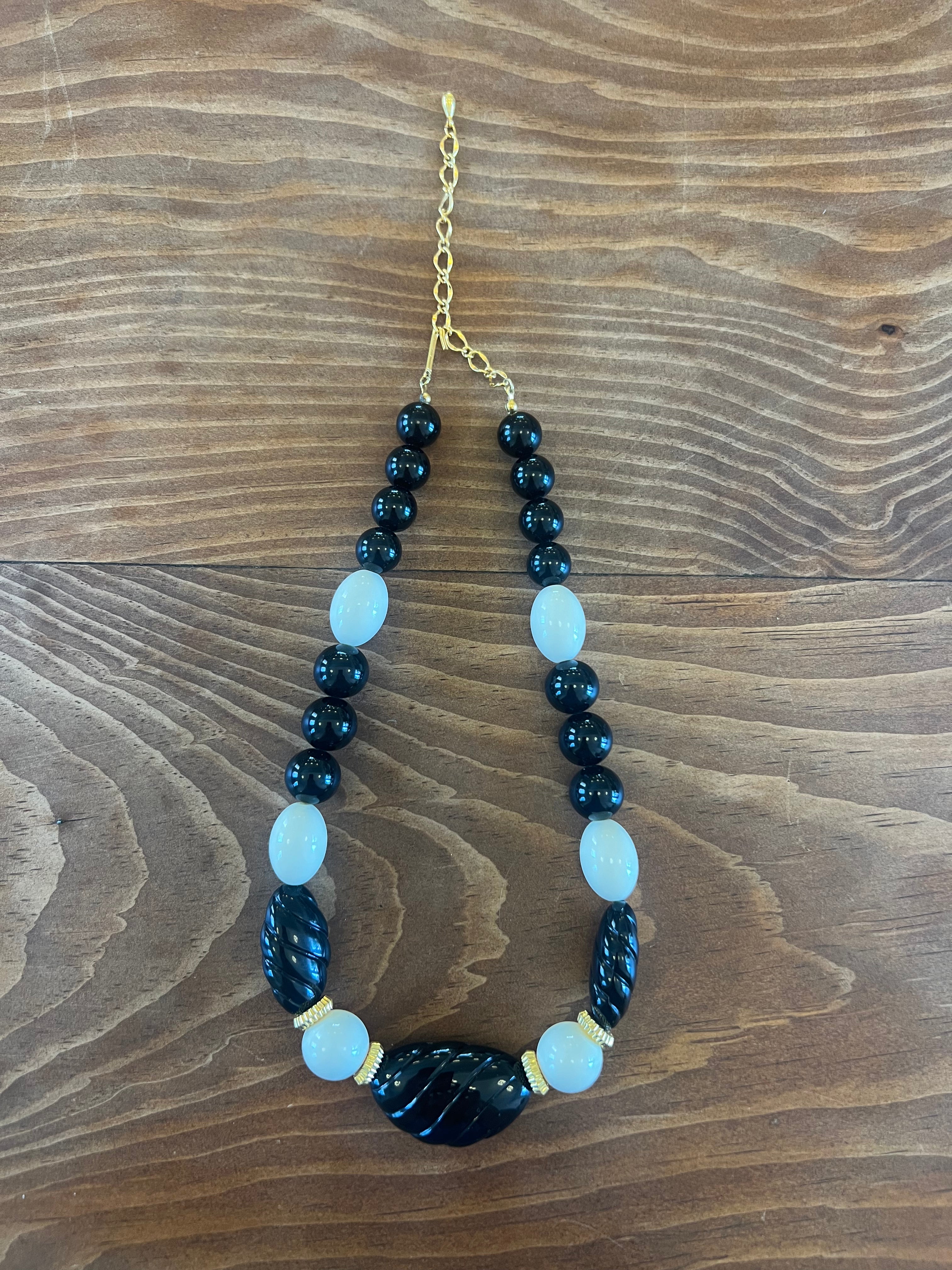 Vintage Black and White Large Bead Necklace (Vintage)